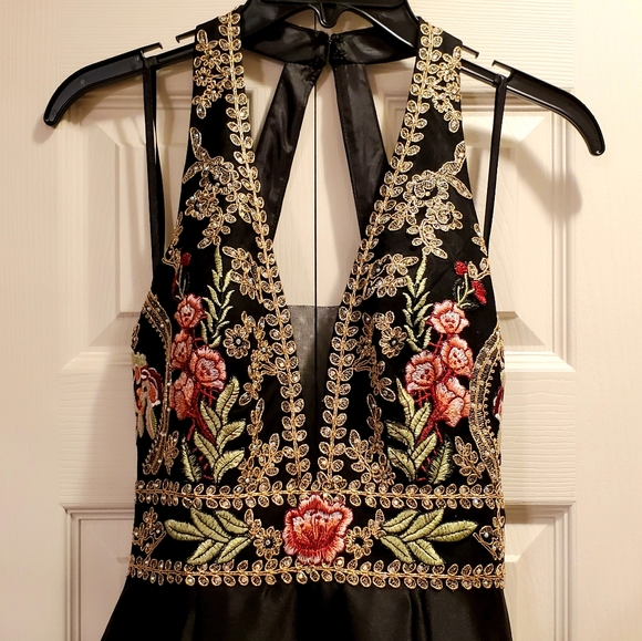 NEW-Gorgeous black satin gown, red gold embroidery - Picture 5 of 10
